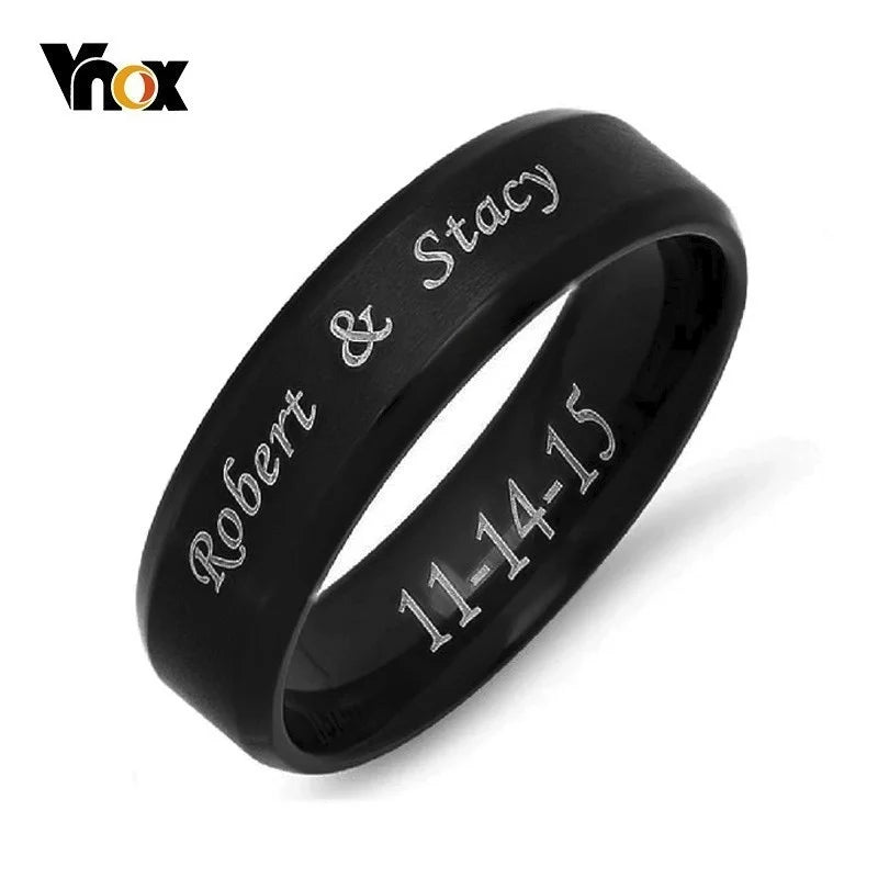 Vnox پرسنلائز سٹینلیس سٹیل بیولڈ ایج برشڈ سینٹر رنگ مردوں اور خواتین کے لیے سیاہ ویڈنگ بینڈ کسٹم نام لیٹر ڈیٹ رنگ Main image