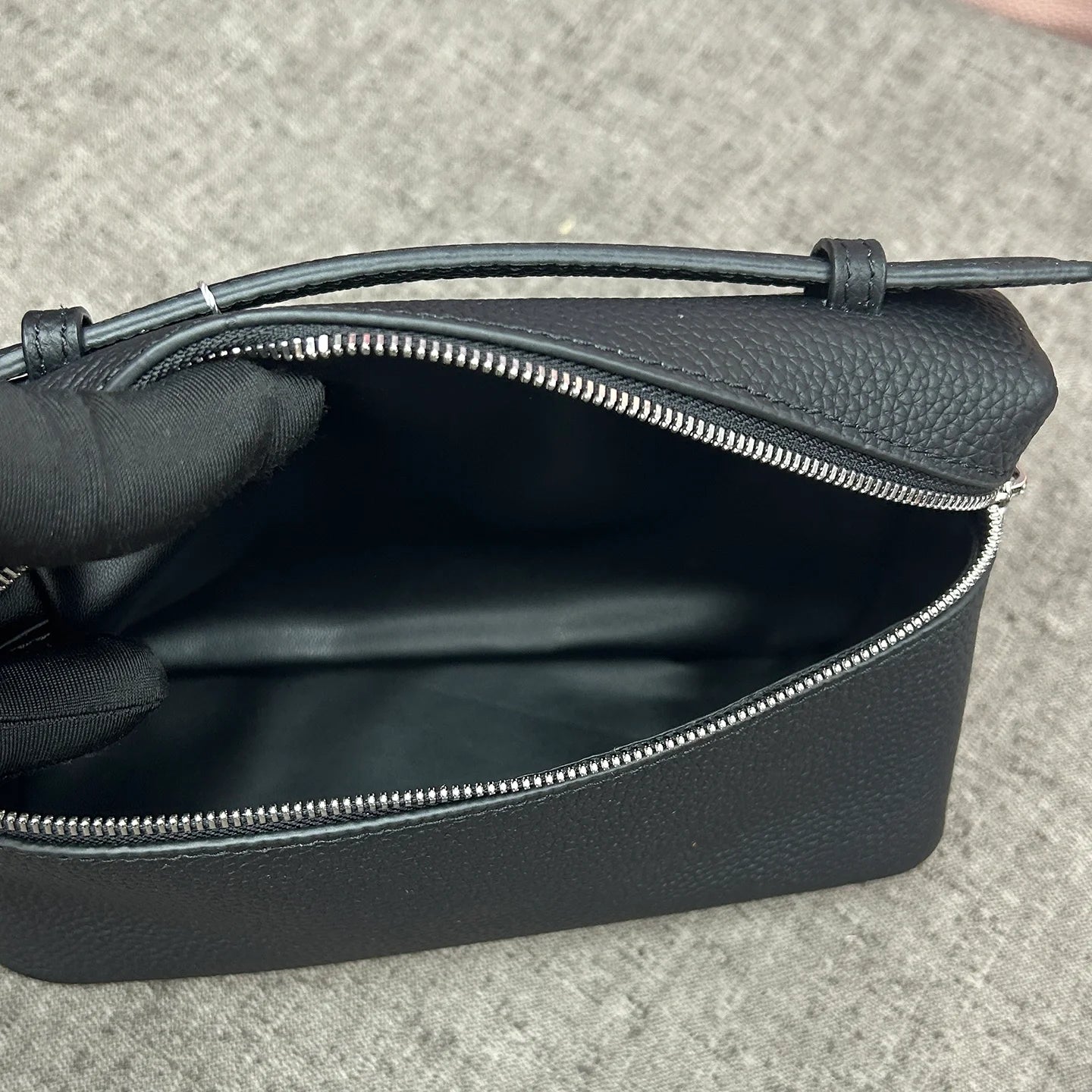 ew genuine leather LP19 mobile phone handbag for women. Exclusive to women, with a luxurious design and compact and exquisite ap
