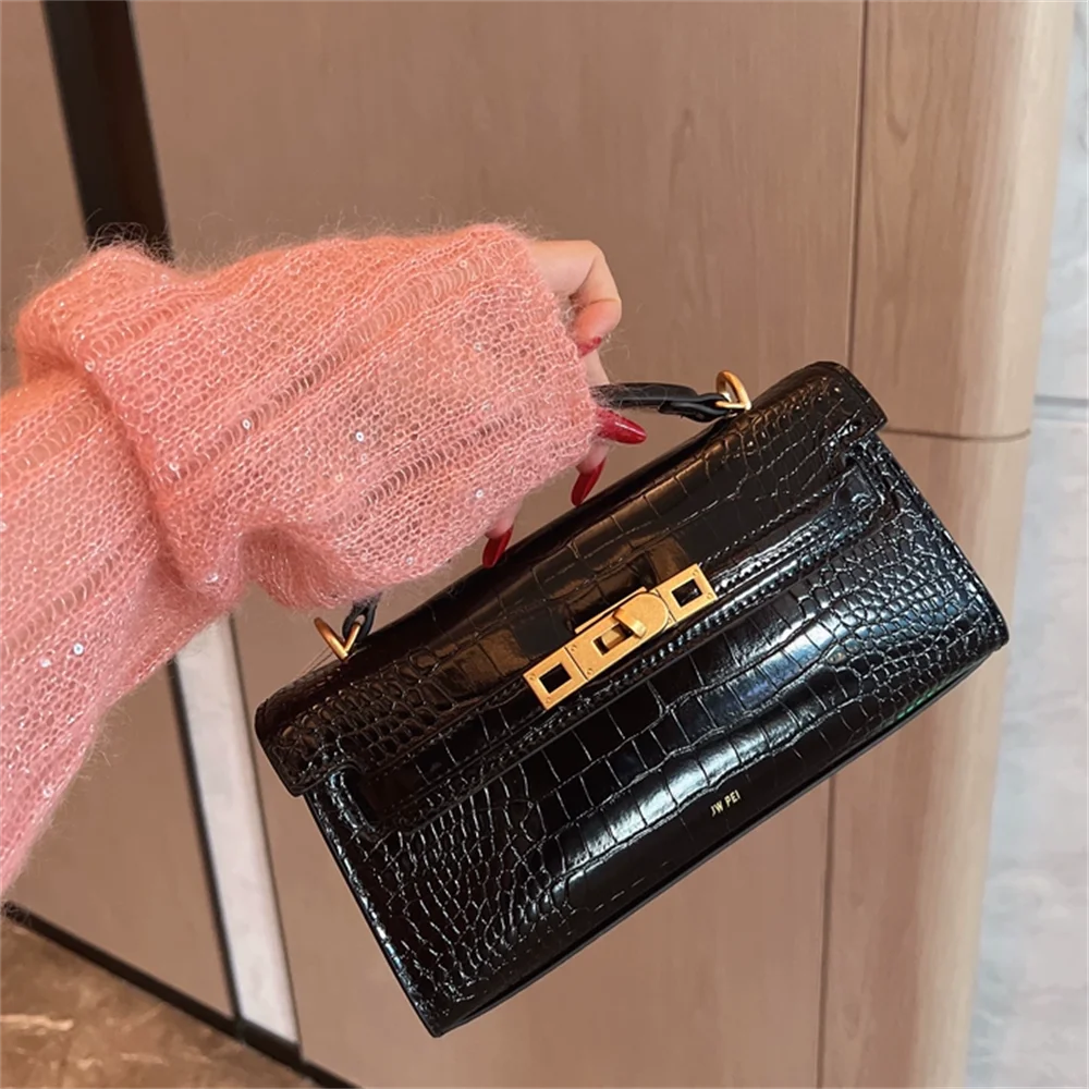 Luxury Leather and Woven Handbag with Vintage Metal Buckle, Elegant Short Handle, Stylish Women’s Tote for Evening & Daily Use